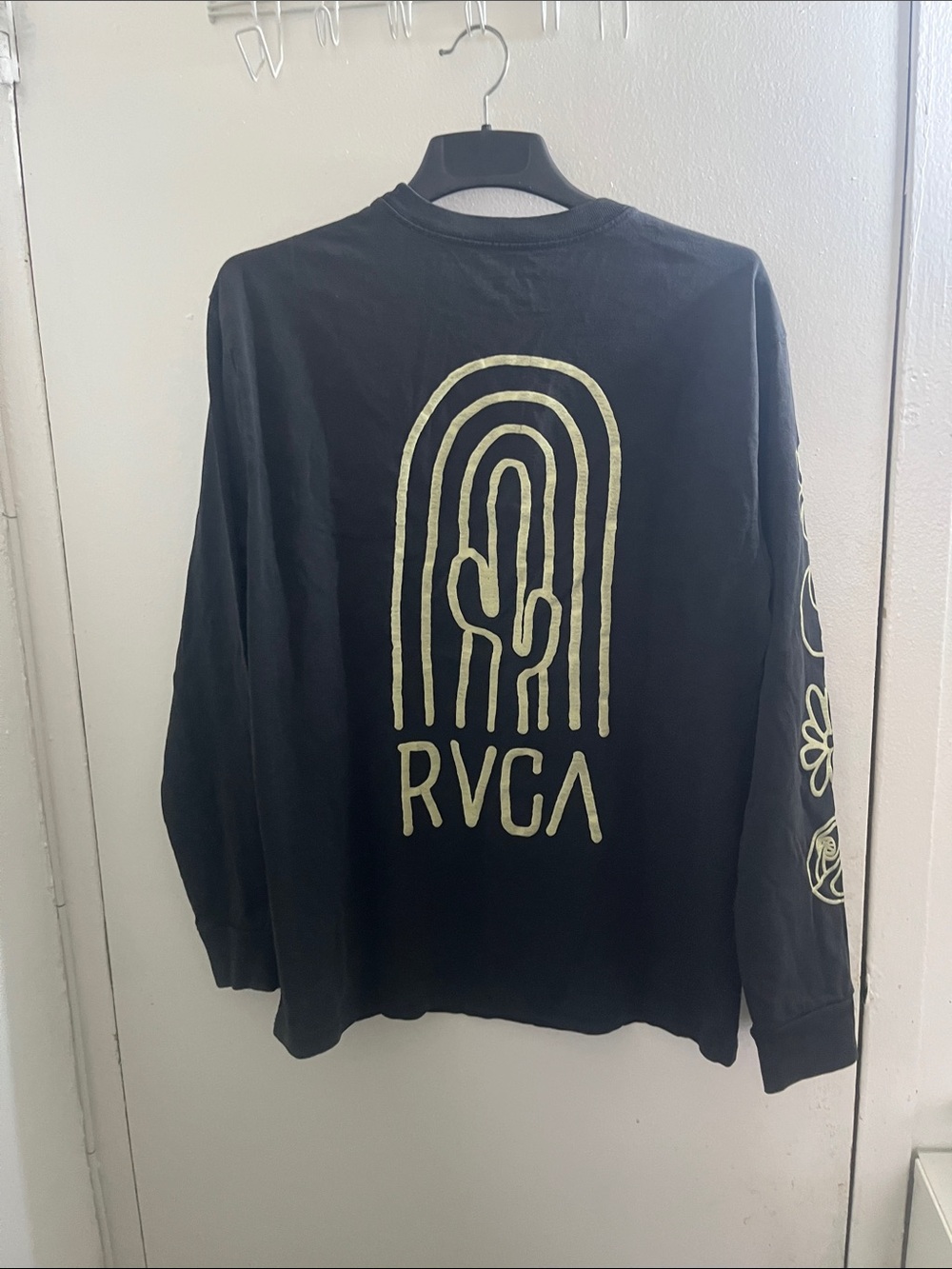 RVCA Black Long-Sleeve Tee with Cream Logo and Sleeve Graphics - Picture 4 of 4